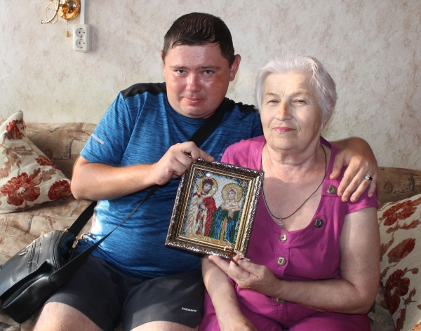 Благодарная читательница вышила икону для журналиста «Родного города»