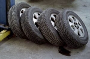 В Волжском 34-летний мужчина похитил с автомойки 4 покрышки