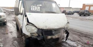 Маршрутка и ВАЗ лоб в лоб столкнулись на юге Волгограда