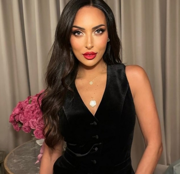 Российская певица Алсу набила татуировку на задней части шеи