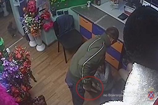 В Камышине 29-летний рецидивист с ножом ограбил цветочный павильон