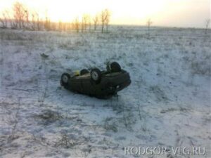 Под Волгоградом автоледи опрокинула «ВАЗ» в кювет