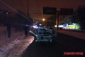 В Волгограде 22-летний водитель на Nissan протаранил столб
