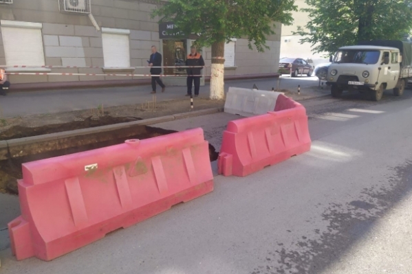 Провалившуюся в центре Волгограда дорогу полностью восстановят