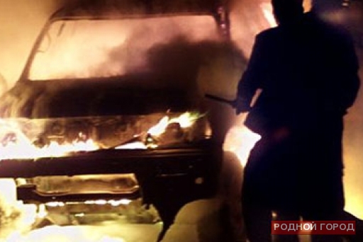 Микроавтобус Mercedes подожгли в Волгограде