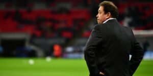 Команда Леонида Слуцкого потерпела первое поражение в сезоне