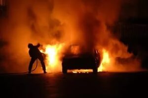 В Волжском при пожаре в «Ладе» заживо сгорел 38-летний мужчина