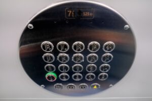 Губернатор Андрей Бочаров дошел до 20-го этажа быстрее подчиненных