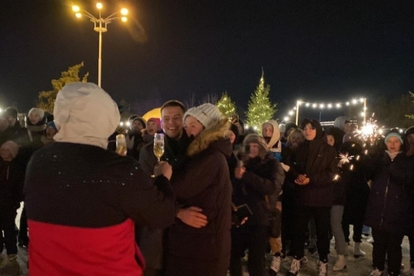 На ледовом катке двое волгоградцев сделали предложение своим девушкам