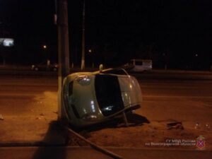 Иномарка въехала в столб в Волгограде