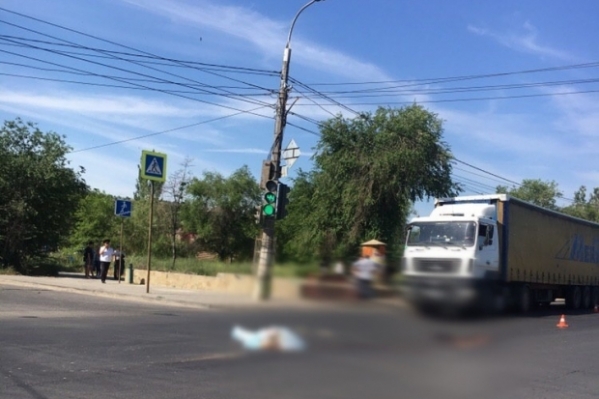 На юге Волгограда под колесами сразу двух машин погибла пенсионерка