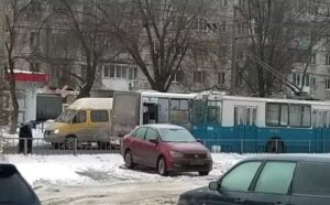 Автобус и троллейбус столкнулись на севере Волгограда