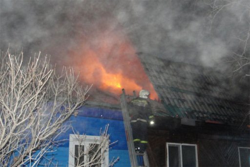 Ночью на пожаре под Волгоградом пострадала 77-летняя пенсионерка
