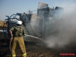 Комбайн горел в поле в Волгоградской области