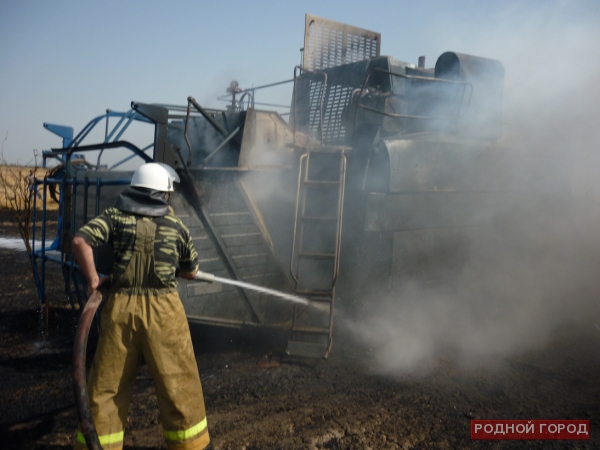 Комбайн горел в поле в Волгоградской области