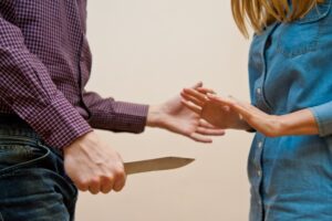 40-летний волгоградец под угрозой смерти заставляет бывшую супругу с ним жить