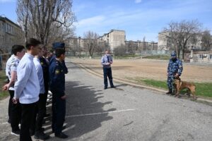 Ученики профильных классов УФСИН познакомились с профессией кинолога