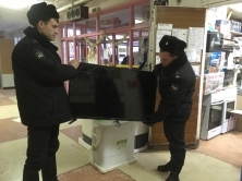 Под Волгоградом приставы забрали у должника новый телевизор