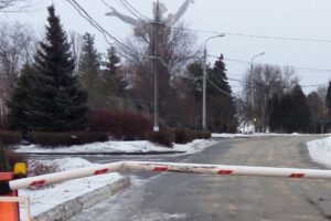 Пьяный водитель на «Приоре» въехал в шлагбаум на Мамаевом кургане