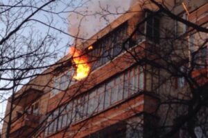 В центре Волгограда из-за пожара в 5-этажке эвакуировали 15 человек