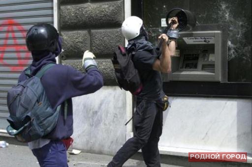 Двое пьяных волгоградцев пытались вскрыть банкомат гвоздодёром