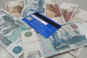 В Быковском районе сотрудник банка похитил 13600 рублей с карты клиентки