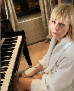 В халате у рояля: Иосиф Пригожин подсмотрел за Валерией