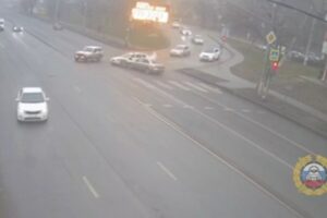 В Волгограде камера засняла столкновение легковушек