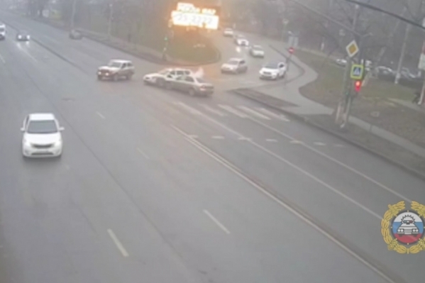 В Волгограде камера засняла столкновение легковушек