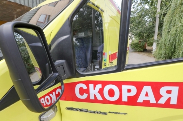 На улице Латошинской в Волгограде пешеход попал под колеса 2 иномарок