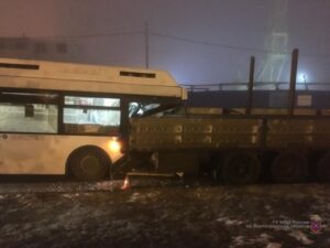 В Волгограде автобус врезался в грузовик: пострадал пассажир
