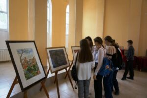 В обновленном ДК Октябрьского района открылась выставка детских работ