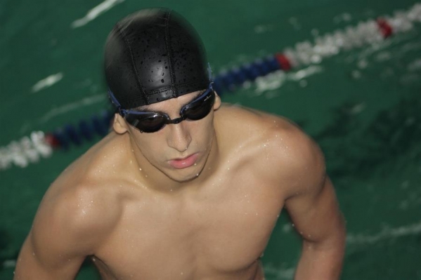 Волгоградец вместе с сыном-аутистом прыгнул в бассейн