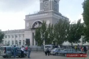 Из-за звонка о бомбе оцеплен волгоградский железнодорожный вокзал