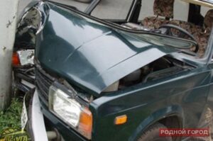 Пьяный автовор в Камышине угнал машину и врезался в столб