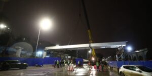 В Волгограде устанавливают пролеты 300-тонного пешеходного моста