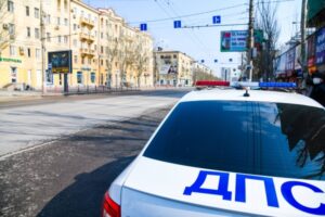 В Волгограде водитель сбил мужчину и врезался в столб