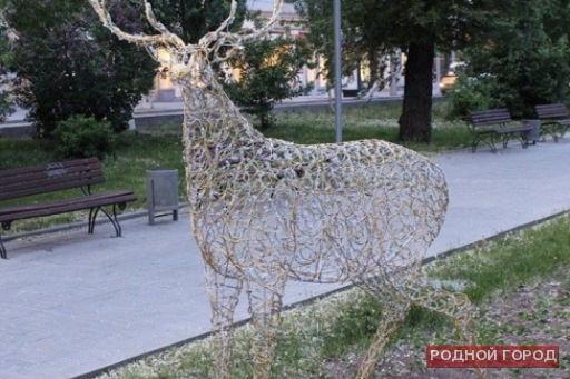 В центре Волгограда появились топиарные олени