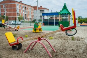 Строители возводят крышу нового детсада в Горной Поляне