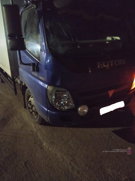 Под Волгоградом ночью грузовик насмерть сбил 41-летнего мужчину