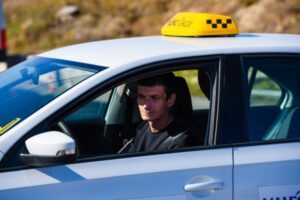 Волгоградские таксисты подключились к развозу медиков