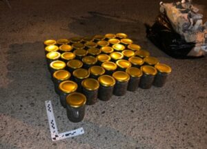 Партию черной икры обнаружили в автобусе под Волгоградом