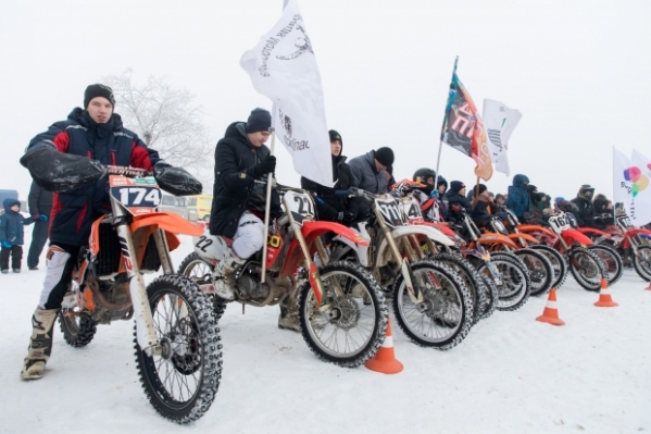 Любители скорости собрались в Волгограде на мотокроссе