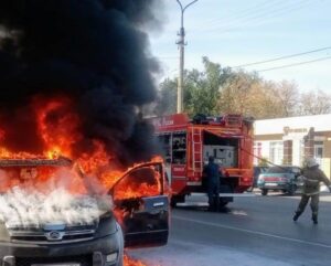Днем в Волгоградской области сгорела 13-летняя иномарка