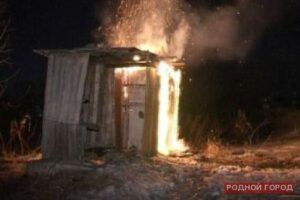 В Волгоградской области курильщик поджёг деревянный туалет