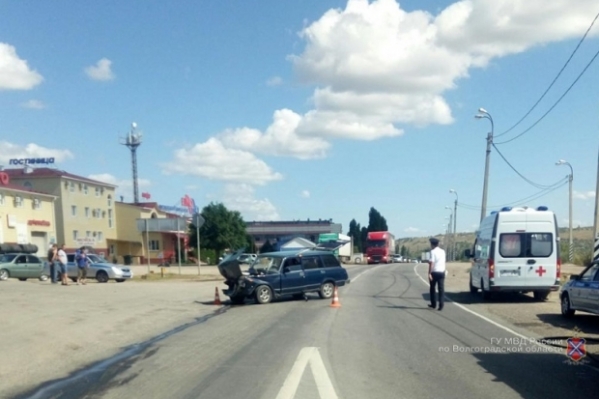 В Волгоградской области КамАЗ врезался в ВАЗ: пострадал водитель