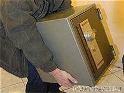 Сейф с 15 тысячами рублей украли из бара в Волжском