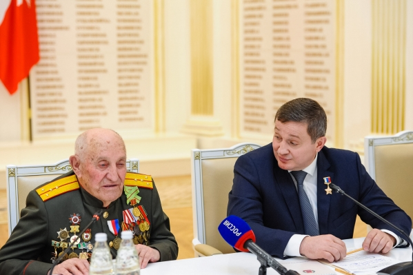 Губернатор поздравил Евгения Федоровича Рогова с юбилеем