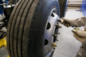 Спущенное колесо привело жительниц Волгограда к рэперам