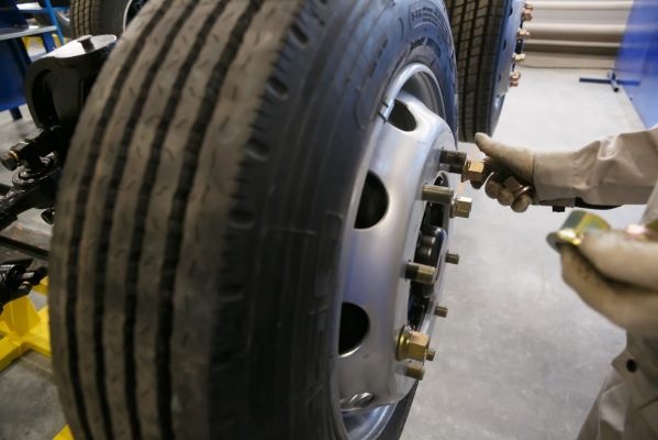 Спущенное колесо привело жительниц Волгограда к рэперам